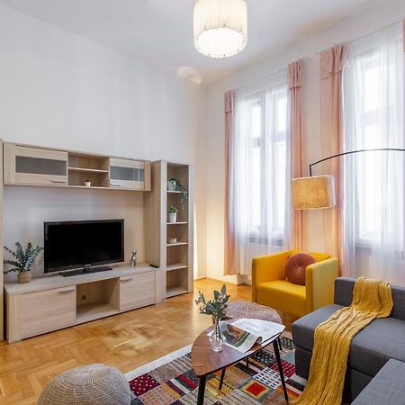 Cozy Home By Bella In The Heart Of Budapest Ngoại thất bức ảnh