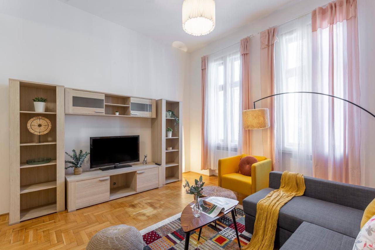 Cozy Home By Bella In The Heart Of Budapest Ngoại thất bức ảnh