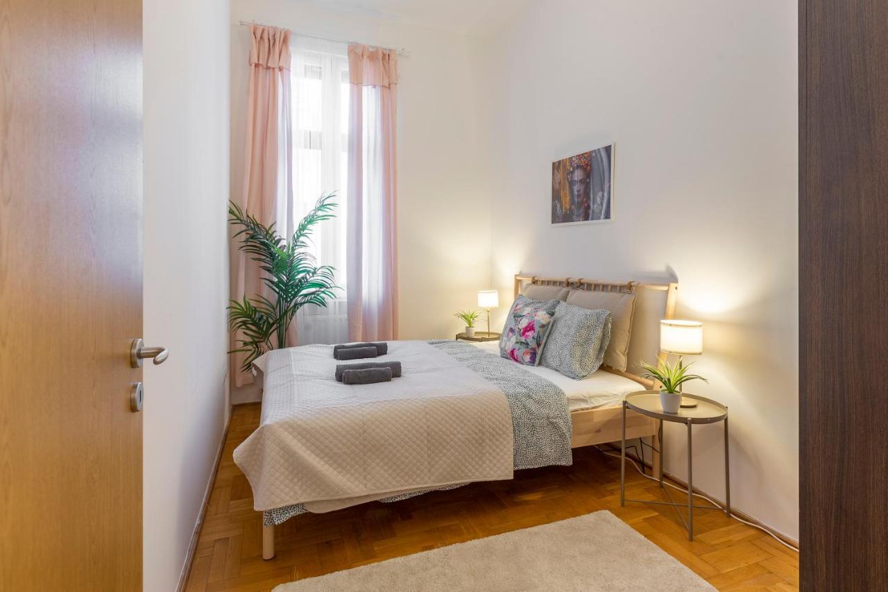 Cozy Home By Bella In The Heart Of Budapest Ngoại thất bức ảnh