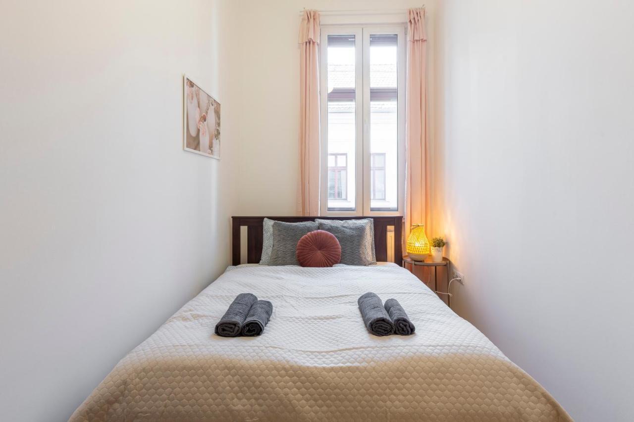 Cozy Home By Bella In The Heart Of Budapest Ngoại thất bức ảnh